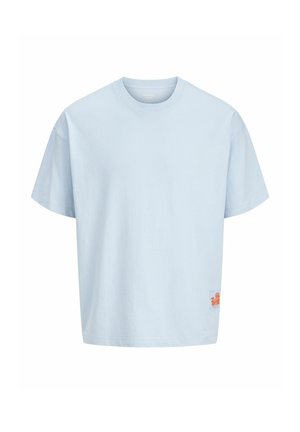 Lichtblauw T-shirt met korte mouwen en ronde hals met een klein oranje grafisch patchje nabij de onderzoom aan de voorkant rechterzijde.