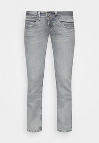 Jeans slim-fit en gris claro con cierre de doble botón, bolsillos frontales y de moneda, y sutiles detalles de lavado desgastado.