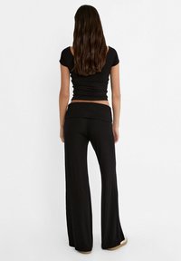 Stradivarius WIDE-WITH FOLD-DOWN WAIST - Kalhoty - black