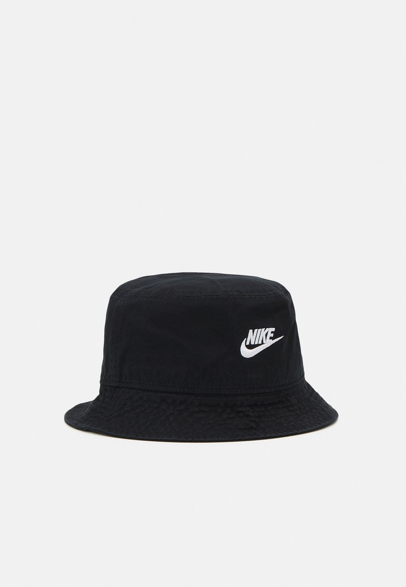 Zwarte Nike bucket hat met wit geborduurd logo aan de voorkant, voorzien van een zachte, naar beneden gebogen rand en een eenvoudig, casual ontwerp.