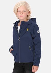 Sötétkék softshell dzseki kapucnival, sárga logóval a mellrészén, cipzárral és oldalsó zsebekkel. Anyaga sima és tartós.