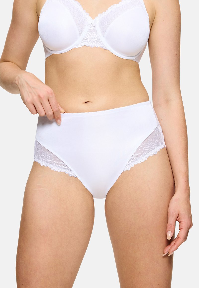 Witte hooggezette onderbroek van katoen met kantaccenten aan de zijkanten. De tailleband heeft een gladde textuur en het kant heeft een bloemmotief.