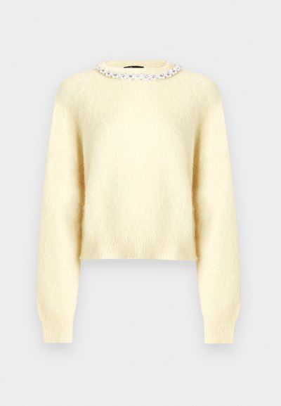 Κρεμ πουλόβερ με μακριά μανίκια και στρογγυλή λαιμόκοψη, διακοσμημένο με μια σειρά από διαυγείς, στρογγυλές χάντρες.
