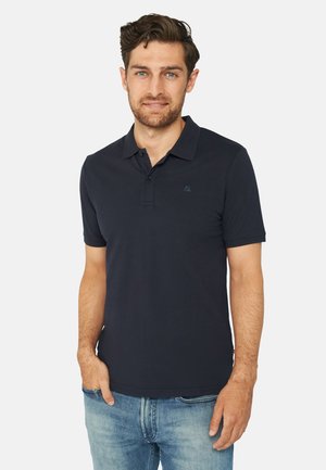 Polo shirt marine en coton, avec un col pointu, des manches courtes, une patte de boutonnage à trois boutons, et un petit logo sur la poitrine.