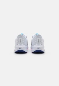 Nike Performance AIR ZOOM PEGASUS 40 - Løpesko for vei - white