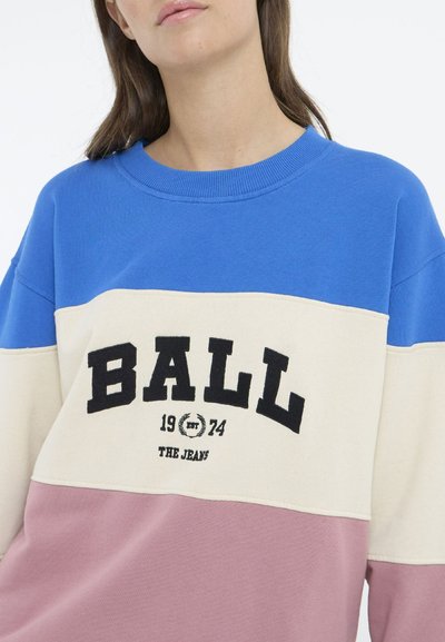 Felpa a blocchi di colore con sezioni blu, crema e rosa. Tessuto morbido con colletto a costina. Logo nero "BALL 1974" ben visibile.