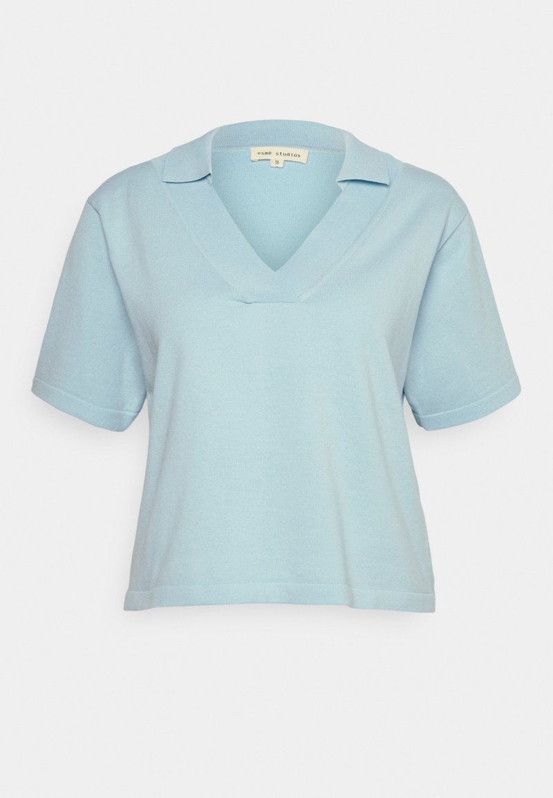Jasnoniebieski krótki top z rękawami z dekoltem w serek i kołnierzykiem. Wykonany z miękkiej tkaniny, o luźnym kroju i subtelnych detalach w szwie.
