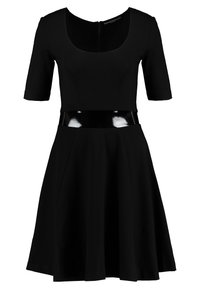 Svart klänning med korta ärmar, rundad halsringning, figursydd bodice och utställd kjol. Har ett glansigt svart lackbälte i midjan.