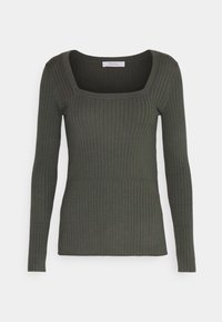 Dunkelolivgrüner, gerippter Strickpullover mit langen Ärmeln und einem breiten, quadratischen Ausschnitt.