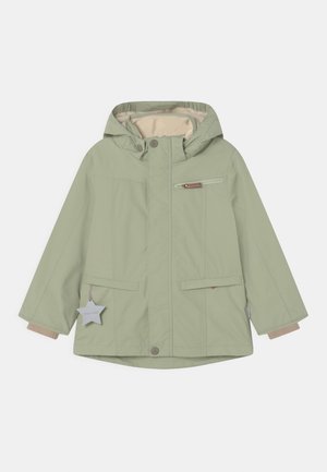 Veste enfant à capuche vert clair avec fermeture éclair devant, deux poches basses, une poche poitrine zippée et une doublure intérieure beige.