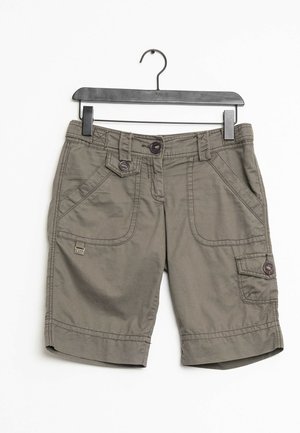 Khaki cargo šortky s knoflíkovým zapínáním, dvěma předními kapsami, bočními cargo kapes a prošívanými detaily. Vyrobeno z lehkého materiálu.