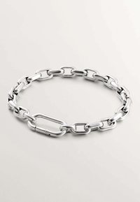 Cinturón de cadena plateada con eslabones ovalados entrelazados y un detalle de cierre ovalado más grande. La superficie es suave con un acabado pulido.