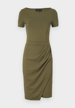 Vestido ajustado verde oliva com mangas curtas, decote redondo e detalhe drapeado nas laterais. Feito de um tecido liso e elástico.