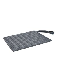Pochette bracelet noire avec motif circulaire texturé et sangle en boucle sur fond blanc.