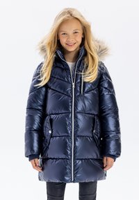 Jachetă puffer bleumarin cu un finisaj lucios, design matlasat, buzunare frontale și glugă din blană sintetică. Închidere cu fermoar, mâneci lungi și manșete ribbate.