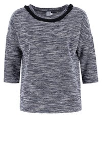 Marineblaues und graues strukturiertes Pullover-Oberteil mit Rundhalsausschnitt, Dreiviertelärmeln und einem kontrastierenden schwarzen Besatz entlang des Halsausschnitts.
