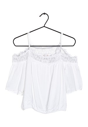 Hvid off-shoulder bluse med læg-detaljer ved halsen, korte luftige ærmer og elastisk kant. Hænger på en sort bøjle.