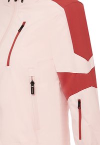 Giacca con cappuccio rosa chiaro con dettagli rossi. Le caratteristiche includono tasche con zip e una texture liscia. Progettata con modelli a maniche a contrasto.