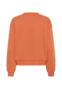 Sweat-shirt orange à manches longues et col rond, avec poignets et ourlet côtelés, vu de dos sur fond blanc.