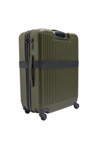 Twarda walizka w oliwkowym kolorze, z teksturowanymi pionowymi paskami, czarnym zamkiem błyskawicznym i uchwytem, zabezpieczona czarnym paskiem, z czterema kółkami dla łatwości przemieszczania.