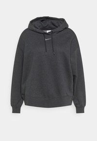 Grå hoodie gjord av mjukt tyg, med en framficka för händerna, dragsko på huvan och en liten reflektionslogotyp på bröstet. Långa ärmar.
