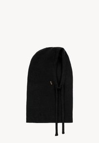 Czarna dziana czapka z prążkowaną teksturą, wydłużonym kształtem i regulowanymi sznurkami. Zawiera mały metalowy detal z logo.