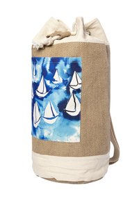 Jutetasche und Canvas-Duffel mit blau-weißem Segelbootmuster auf der Vorderlasche, Kordelzugverschluss und Schultergurt.