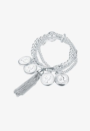 Bracelet en argent avec des rangées de perles, orné de trois pièces pendentifs et d'un pompon en chaînes entrelacées. Surface lisse et brillante.
