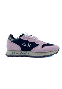 Sneaker rosa e nera realizzata con materiali in suede e rete. Presenta un accento leopardato, lacci piatti e il testo "Corri più veloce" sulla suola.