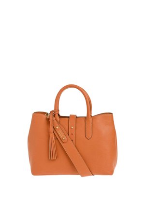 Sac à main en cuir cognac avec poignées roulées, bandoulière ajustable, détail pompon et couture simple sur fond blanc.