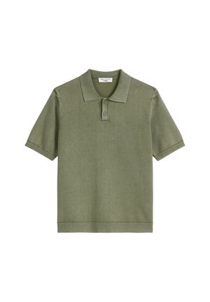 Olijfgroene polo met korte mouwen, voorzien van twee knopen en ribgebreide kraag, manchetten en onderkant, plat weergegeven op een witte achtergrond.