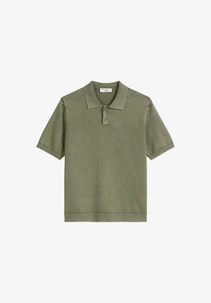 Olijfgroene polo met korte mouwen, voorzien van twee knopen en ribgebreide kraag, manchetten en onderkant, plat weergegeven op een witte achtergrond.