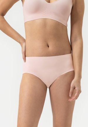 Culotte sans couture de couleur rose clair, à taille haute et texture lisse, conçue pour le confort et une visibilité minimale sous les vêtements.