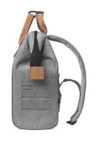 Grijze stoffen tas met een ritsluiting, tan accentuen, een zijriem en drie horizontale webbingstrips voor bevestigingen. Compacts ontwerp.
