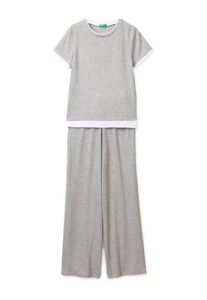 Jasnoszary top z krótkim rękawem z białym wykończeniem oraz dopasowane szerokie spodnie, wykonane z miękkiego dzianinowego materiału, ułożone płasko na białym tle.