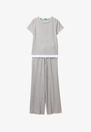 Jasnoszary top z krótkim rękawem z białym wykończeniem oraz dopasowane szerokie spodnie, wykonane z miękkiego dzianinowego materiału, ułożone płasko na białym tle.