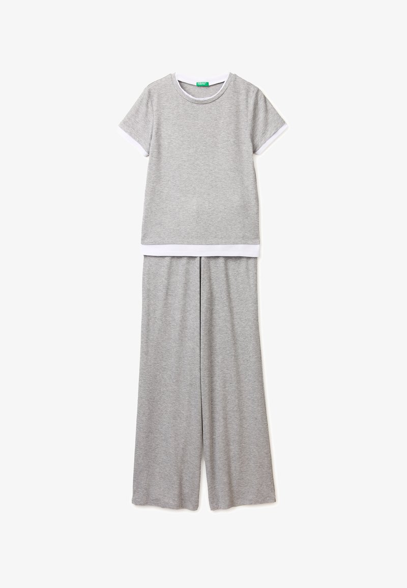 Jasnoszary top z krótkim rękawem z białym wykończeniem oraz dopasowane szerokie spodnie, wykonane z miękkiego dzianinowego materiału, ułożone płasko na białym tle.