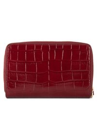 Portafoglio rosso con zip giro, dal motivo coccodrillo lucido, caratterizzato da una consistenza liscia e dettagli della cerniera in tono oro contrastante.