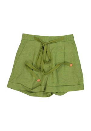 Pantalones cortos casuales de color verde claro con pinzas delanteras, bolsillos laterales y un cinturón de tela a juego con puntas marrones.