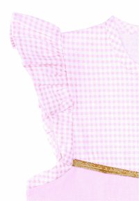 Rosa und weiße Gingham-Rüschensleeves an einem hellrosa Kleidungsstück mit einem dekorativen goldenen Band über der Brust.