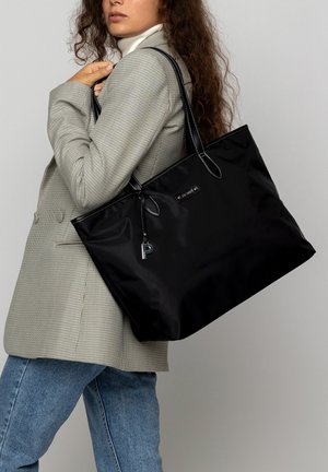 Schwarze Nylon-Tote-Bag mit glatter Textur, ausgestattet mit silberfarbener Hardware, einem Schlüsselanhänger-Detail und einem Logopatch auf der Vorderseite.