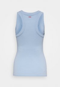 Jasnoniebieski prążkowany top na ramiączkach w stylu racerback z małym czerwonym logo "HUGO" umieszczonym centralnie w górnej części kołnierzyka z tyłu.