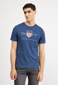 GANT REG ARCHIVE SHIELD - Tricou cu imprimeu - dusty blue sea