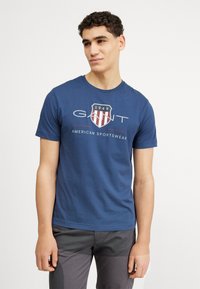 GANT - ARCHIVE SHIELD - Nyomott mintás póló - dusty blue sea Miniatűr kép 1