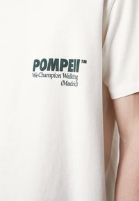 Pompeii BOXY TEE - Print T-shirt - off-white