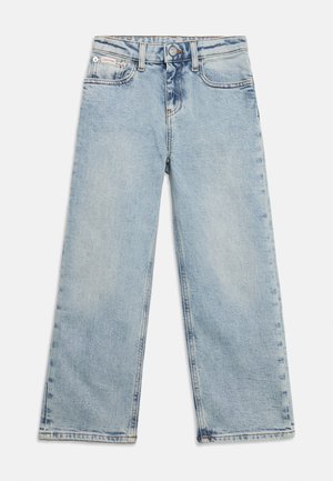 Jean en denim bleu clair à jambes larges avec poches avant, passants de ceinture et fermeture par bouton métallique.