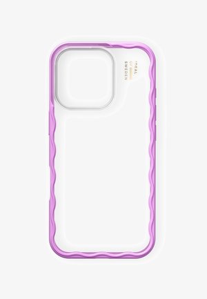 Doorzichtige smartphonehoes met een golvende lavendelkleurige rand en een transparante achterzijde, voorzien van openingen voor camera en knoppen, met het label "IDEAL OF SWEDEN."