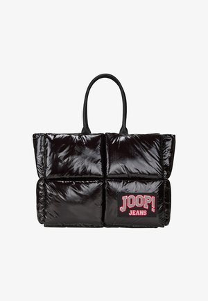 Črna puffer torba tote s kvadratnim oblikovanjem, sijajno teksturo, dvema ročajema in rdečo oznako "JOOP! JEANS" na strani.