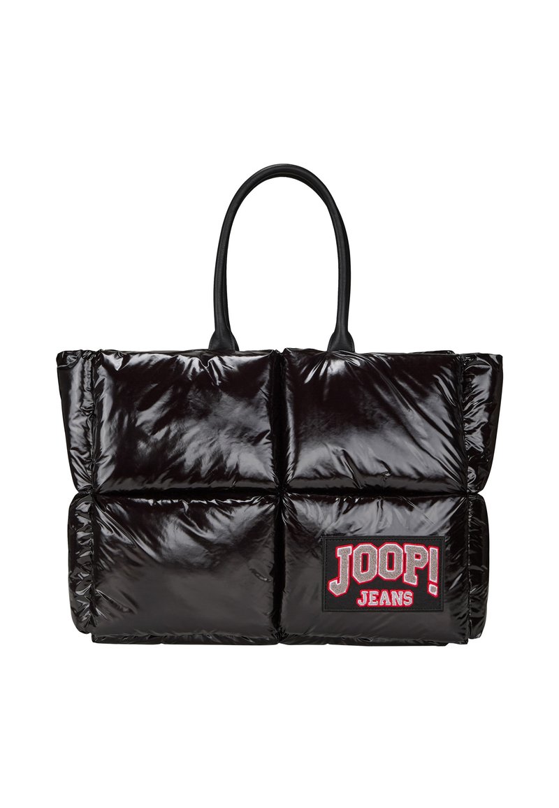 Zwarte puffer tote bag met een vierkante vorm, glanzende textuur, twee handvatten en een rode "JOOP! JEANS" logo patch aan de zijkant.