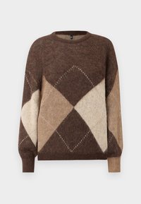 Bruine en beige argyle gebreide trui met lange mouwen en ribbelmanchetten op een witte achtergrond.
